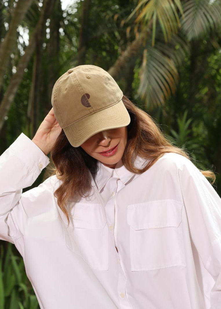 Detalhe do logo CP bordado no boné coyote Chris Pitanguy Labs